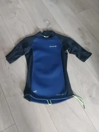 Camiseta neopreno OLAIAN azul/negra. Edad 8-10