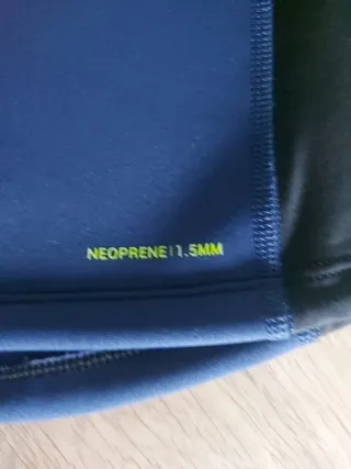 Camiseta neopreno OLAIAN azul/negra. Edad 8-10