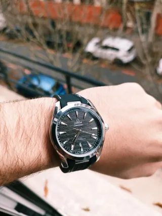 Reloj Omega Negro y Plateado