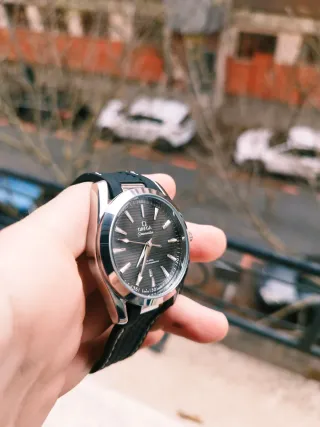 Reloj Omega Negro y Plateado