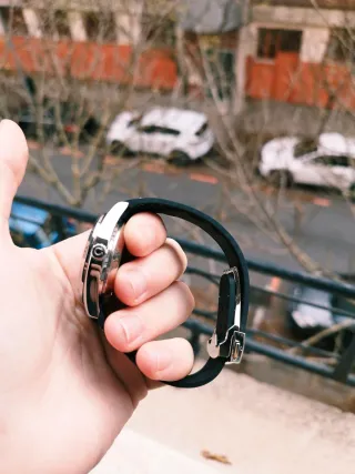 Reloj Omega Negro y Plateado