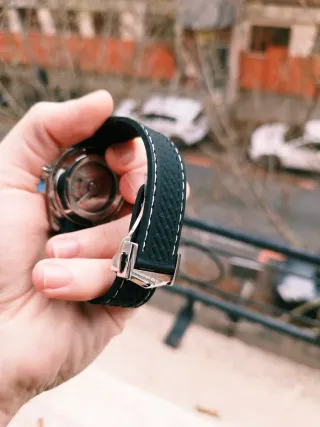 Reloj Omega Negro y Plateado