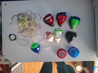 Collezione di trottole, ghiere e yo-yo