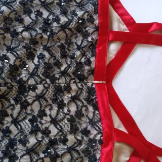 Vestido de fiesta negro y rojo