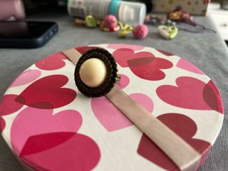 Anillo vintage con perla beige y borde marrón