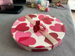 Anillo vintage con perla beige y borde marrón