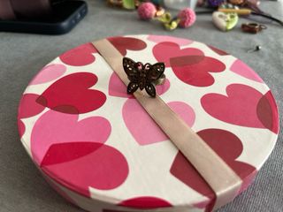 Anillo vintage con perla beige y borde marrón