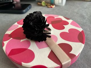 Anillo vintage con perla beige y borde marrón