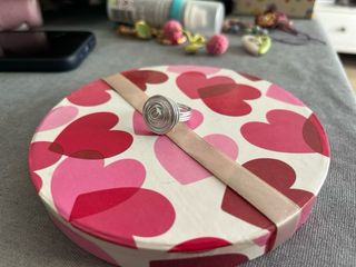 Anillo vintage con perla beige y borde marrón