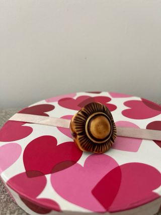 Anillo vintage con perla beige y borde marrón