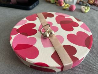 Anillo vintage con perla beige y borde marrón