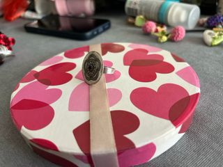 Anillo vintage con perla beige y borde marrón