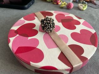 Anillo vintage con perla beige y borde marrón