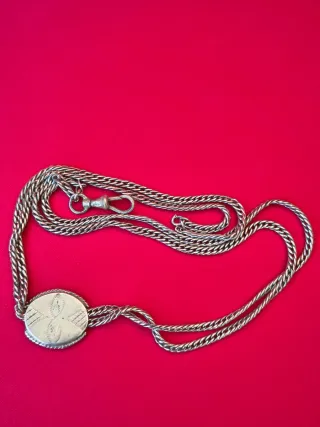 Cadena de reloj de bolsillo plata con colgante.