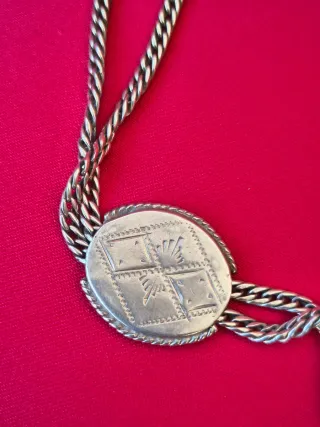 Cadena de reloj de bolsillo plata con colgante.