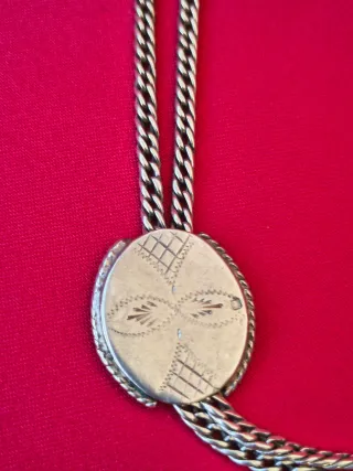 Cadena de reloj de bolsillo plata con colgante.