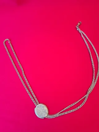 Cadena de reloj de bolsillo plata con colgante.