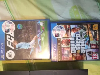 PS4 (PlayStation 4) Negra + 4 Juegos