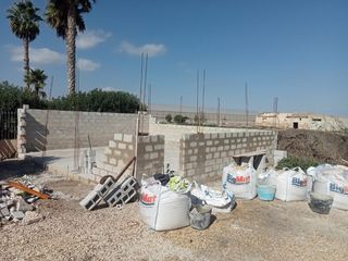 Ladrillos y sacos de cemento para obra