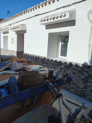 Ladrillos y sacos de cemento para obra