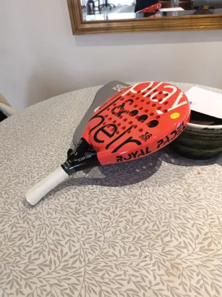Pala de pádel y paletero Royal Padel
