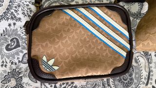 Mini borsa Adidas monogram marrone oro