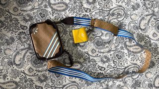 Mini borsa Adidas monogram marrone oro