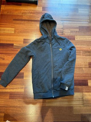 Chaqueta Kiabi gris con capucha