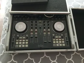 Controladora DJ Traktor Kontrol S4