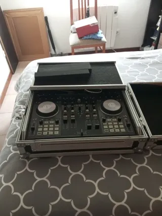 Controladora DJ Traktor Kontrol S4
