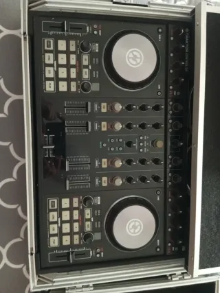 Controladora DJ Traktor Kontrol S4