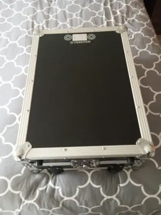 Controladora DJ Traktor Kontrol S4