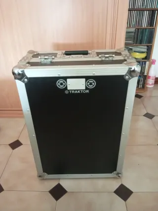 Controladora DJ Traktor Kontrol S4