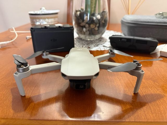 Dron DJI Mini + vuela y carga.