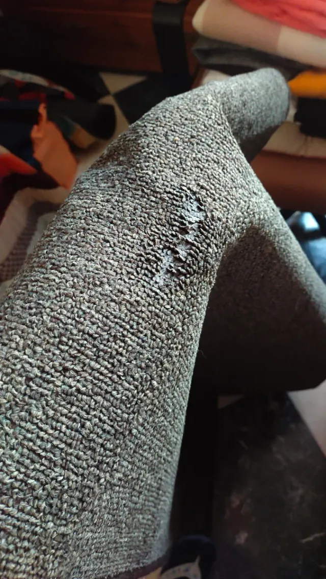 Alfombra marrón y gris de tela