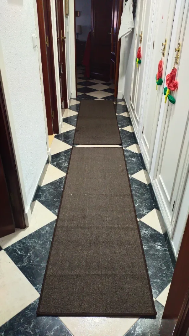 Alfombra marrón y gris de tela