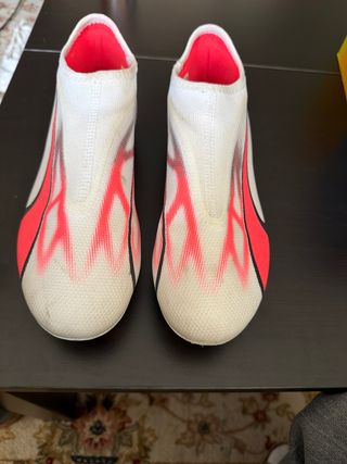 Botas de fútbol Puma Ultra Blancas y Rojas