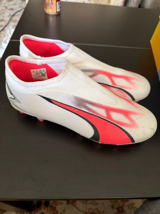 Botas de fútbol Puma Ultra Blancas y Rojas