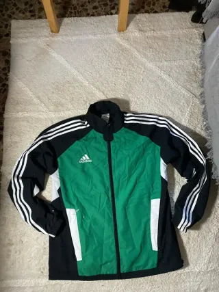 Chaqueta deportiva Adidas verde y negra