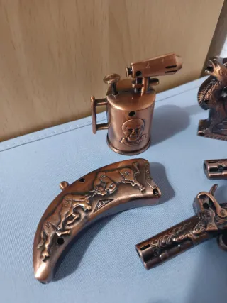 Set di accendini vintage pistola e teschio