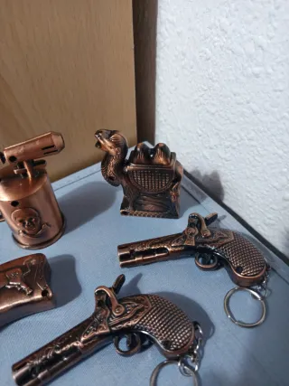 Set di accendini vintage pistola e teschio