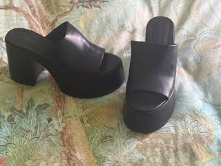 Sandalias negras plataforma tacón