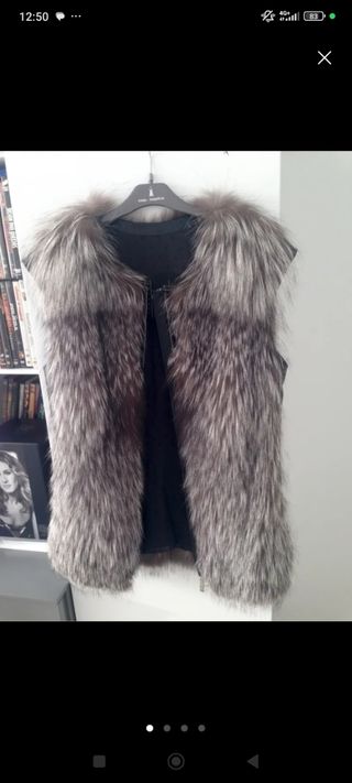 Chaleco de zorro negro y gris