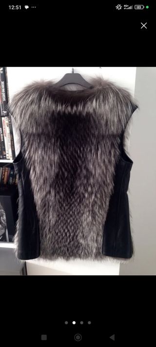 Chaleco de zorro negro y gris