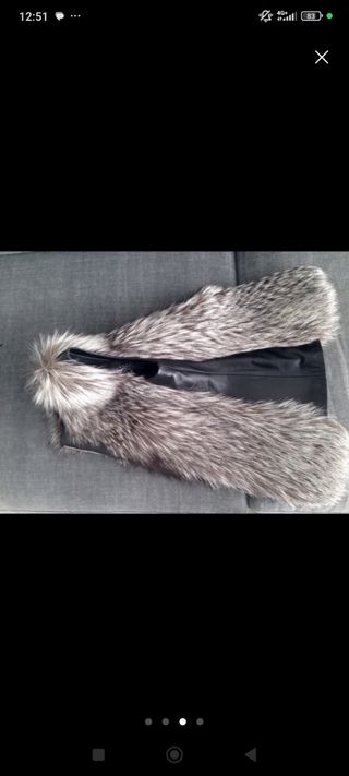 Chaleco de zorro negro y gris