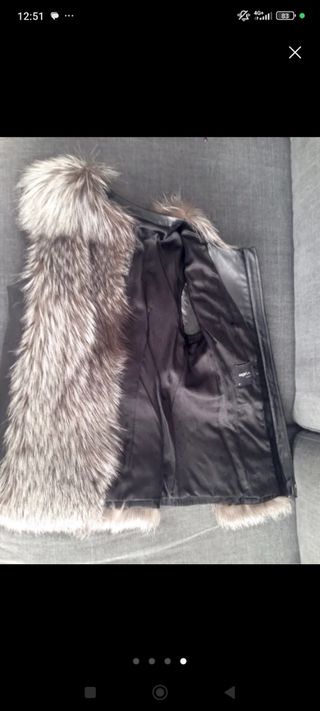 Chaleco de zorro negro y gris