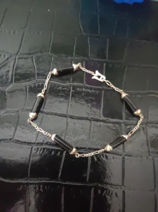 Pulsera de plata con detalles negros