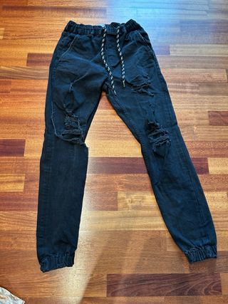 Pantalones vaqueros negros rotos