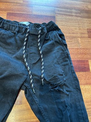 Pantalones vaqueros negros rotos