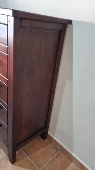 Cómoda de madera color nogal